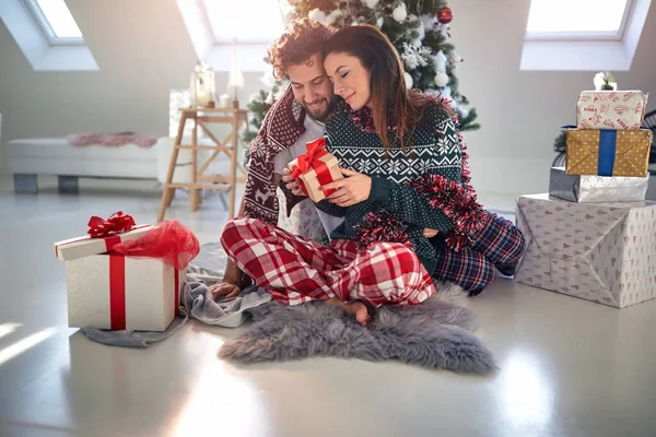Гарна Подружня Пара Любить Відкривати Xmas Чудовий Вихідний Ранок Різдво — стокове фото