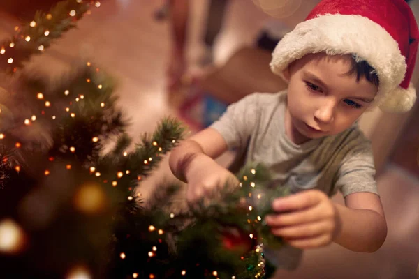 Egy Kisgyerek Arra Koncentrált Hogy Karácsonyfát Díszítsen Otthon Ünnepi Hangulatban — Stock Fotó