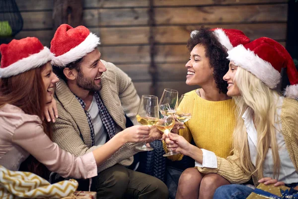 Grupp Glada Ungdomar Firar Jul Eller Nyår Tillsammans House Party — Stockfoto