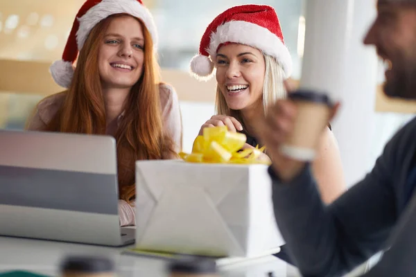 Gruppo Colleghi Che Festeggiano Natale Ufficio Con Regali Con Cappelli — Foto Stock