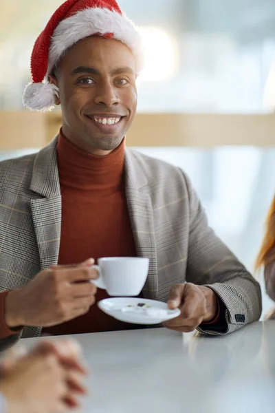 Ritratto Giovane Uomo Affari Afro Americano Che Beve Caffe Guarda — Foto Stock