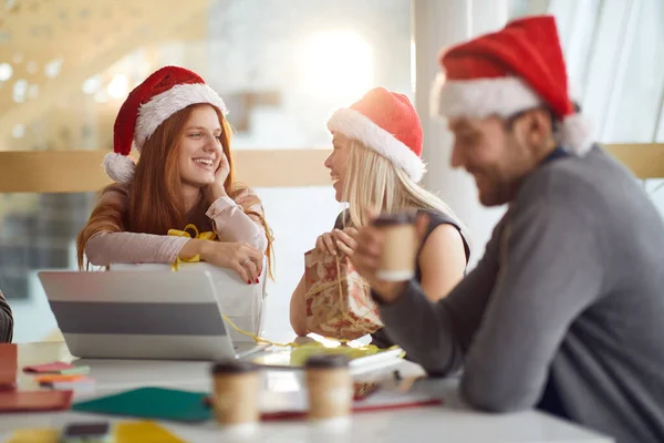 Giovani Caucasici Dipendenti Godendo Natale Ufficio Luminoso Con Cappelli Babbo — Foto Stock