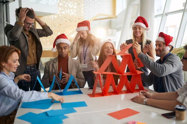 Коллеги Мультиэтнической Группе Строят Бумажные Башни Работе Офисе Рождество Играют — стоковое фото