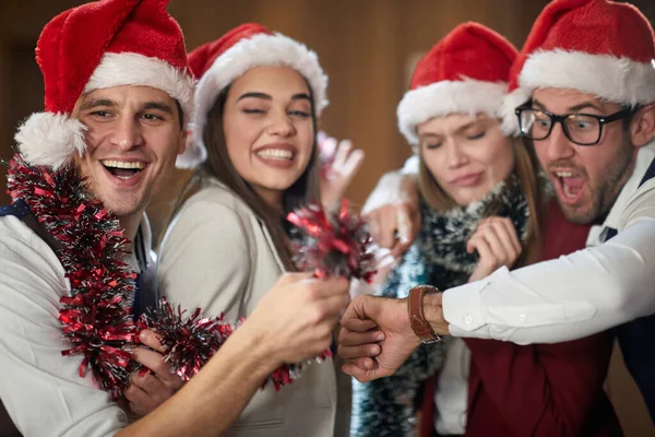 Gruppo Colleghi Entusiasti Aspetta Mezzanotte Capodanno Nel Corridoio Atmosfera Natalizia — Foto Stock