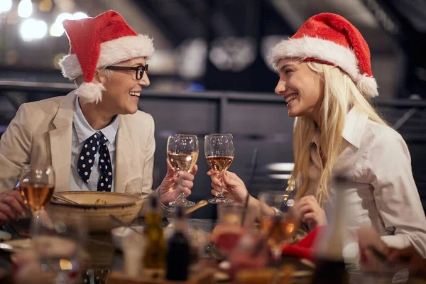 在一家餐厅的假日气氛中 女同事们在公司的新年晚宴上喝酒聊天 一起过新年 一起庆祝 — 图库照片