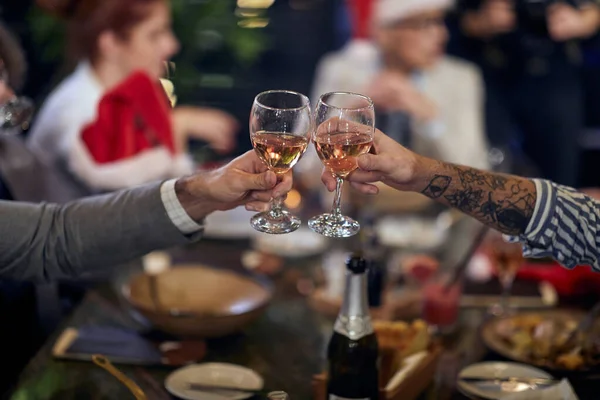 Ein Toast Beim Neujahrsessen Feierlicher Atmosphäre Einem Restaurant Gemeinsam Neujahr — Stockfoto