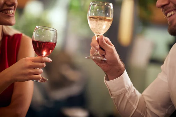 一对恋爱中的年轻夫妇在一家餐馆的轻松气氛中 在情人节庆祝活动上喝一杯 情人节 一起庆祝吧 — 图库照片