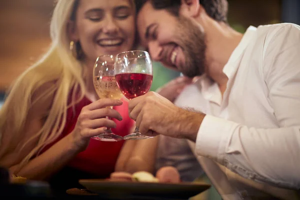 一对恋爱中的年轻夫妇在一家餐馆轻松地享受情人节庆祝活动上的一杯饮料 情人节 一起庆祝吧 — 图库照片