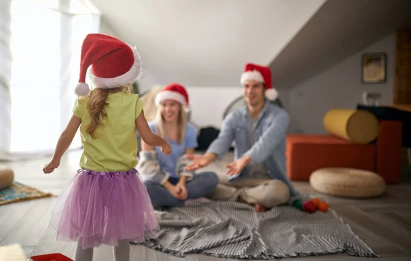 Wesołych Rodziców Spędzających Święta Razem Swoim Dzieckiem Domu — Zdjęcie stockowe
