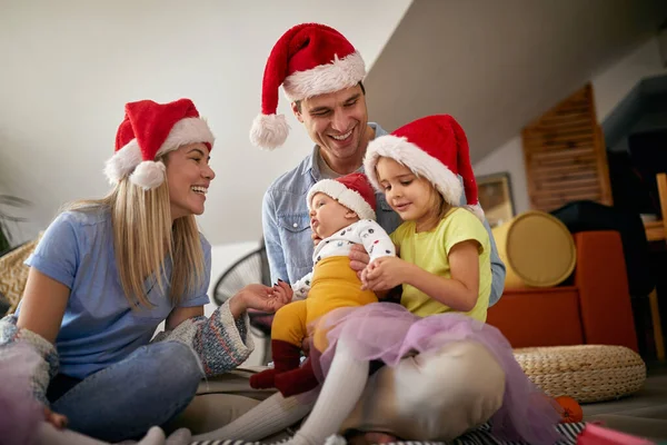 Vrolijke Vrouw Man Met Baby Besteden Kerst Samen — Stockfoto