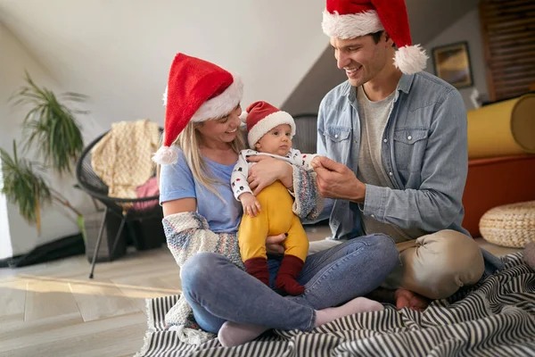 Feliz Jovem Pai Olhando Para Bebê Sorrindo Com Chapéu Papai — Fotografia de Stock