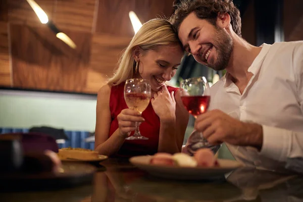 一对年轻夫妇在轻松的气氛中 在餐厅庆祝情人节的浪漫时刻 情人节 一起庆祝吧 — 图库照片
