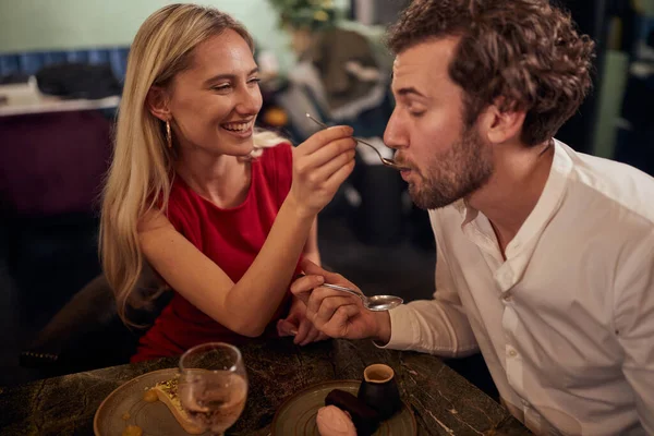 Ung Flicka Njuter Att Mata Sin Pojkvän Alla Hjärtans Dag — Stockfoto