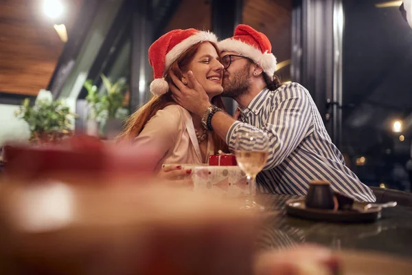 一对年轻夫妇在节日气氛中在一家餐馆庆祝圣诞节的浪漫时刻 一起过新年 一起庆祝 — 图库照片