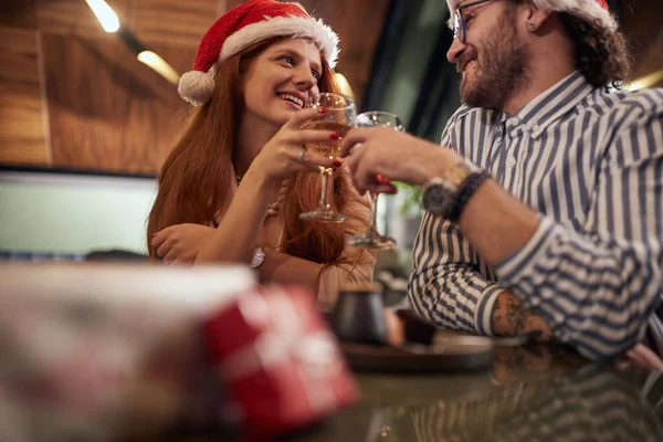 陽気な雰囲気のレストランでXmasのお祝いで乾杯する若いカップル 一緒にお正月お祝い — ストック写真