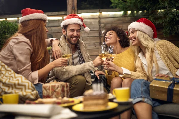 Personas Borrachas Riendo Usando Sombreros Santa Tostadas Celebrando Año Nuevo —  Fotos de Stock