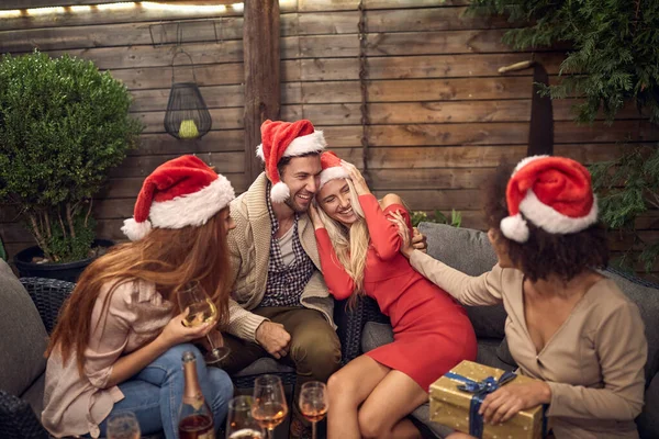 Ung Kaukasisk Dryg Kille Kramar Attraktiv Blondin Julfest Bär Tomte — Stockfoto