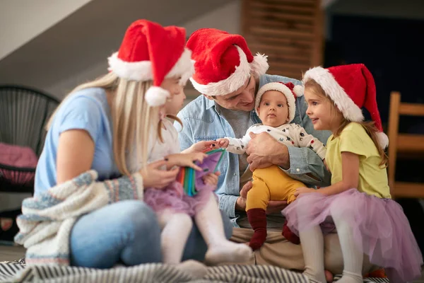 Glückliche Eltern Verbringen Die Weihnachtszeit Gemeinsam Mit Ihren Kindern Familienurlaubskonzept — Stockfoto