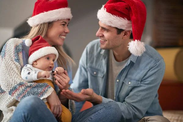 Hombre Mujer Alegres Con Bebé Pasando Navidad Juntos Casa — Foto de Stock