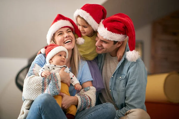幸せな若い白人の家族がクリスマスのために集まり一緒に楽しみました コロナ Covidの概念 — ストック写真