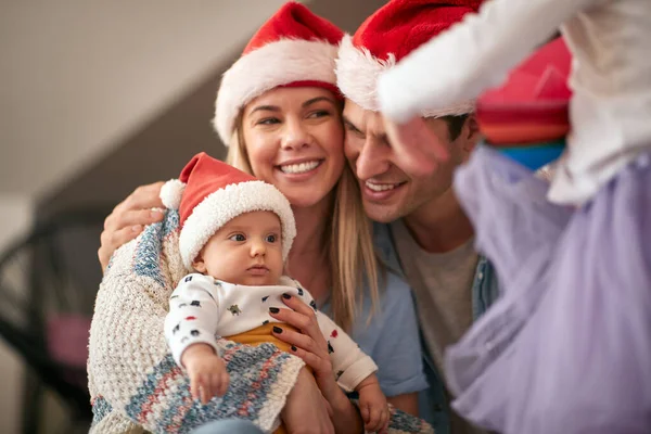 Homem Mulher Alegres Com Bebê Passando Chrismas Juntos — Fotografia de Stock