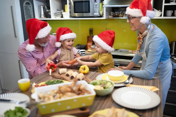 Дідусь Бабуся Онуки Готують Різдвяну Їжу Кухні Веселій Атмосфері Разом — стокове фото