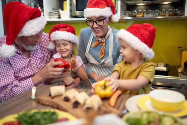 Abuelo Abuela Los Nietos Cocina Juntos Ambiente Alegre Disfrutando Preparación — Foto de Stock