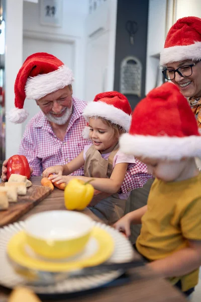 Dedem Büyükannem Torunlarımla Birlikte Şenlikli Bir Ortamda Noel Yemeği Hazırlamayı — Stok fotoğraf