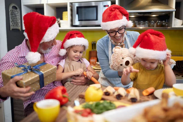 Abuelo Cocina Ambiente Festivo Con Regalos Navidad Para Nietos Navidad — Foto de Stock