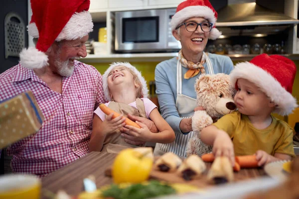 Torunları Olan Büyükbabaları Mutfaktaki Şenlikli Bir Ortamda Noel Yemeği Hazırlarken — Stok fotoğraf
