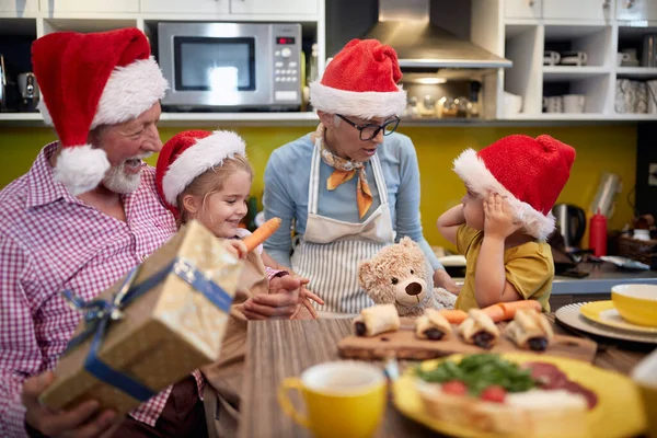 Los Abuelos Les Gusta Estar Con Sus Nietos Ambiente Festivo — Foto de Stock