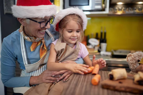 Abuela Nieta Preparando Comida Navidad Cocina Ambiente Alegre Juntos Navidad — Foto de Stock