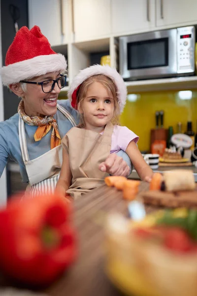 Abuela Gusta Estar Con Nieta Cocina Para Una Navidad Ambiente — Foto de Stock