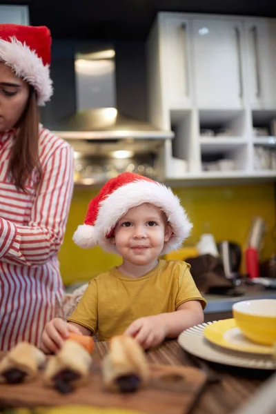 Niño Preparando Una Comida Navidad Con Madre Posando Para Una — Foto de Stock