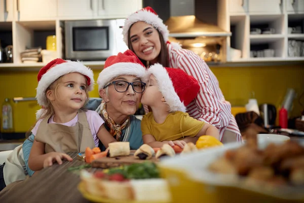 Babička Maminka Pózují Focení Dětmi Sváteční Atmosféře Kuchyni Vánocích Vánoce — Stock fotografie