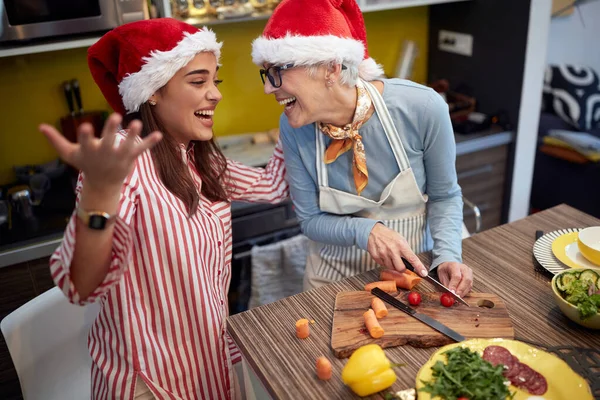 Una Hija Divirtiéndose Preparando Una Comida Navidad Ambiente Festivo Cocina — Foto de Stock