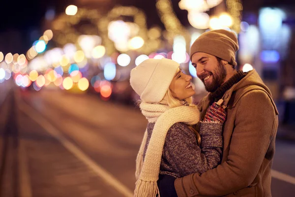 Una Giovane Coppia Che Mostra Amore Mentre Cammina Città Una — Foto Stock