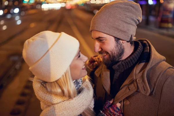Ett Ungt Par Som Förälskade Promenad Kall Natt Och Älskar — Stockfoto
