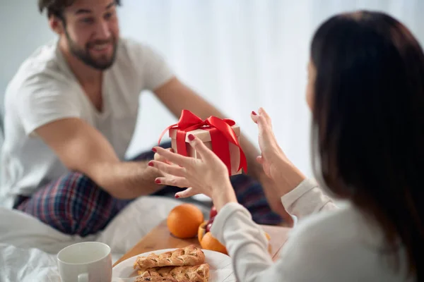 Giovane Ragazzo Che Regalo Natale Alla Sua Ragazza Nel Letto — Foto Stock