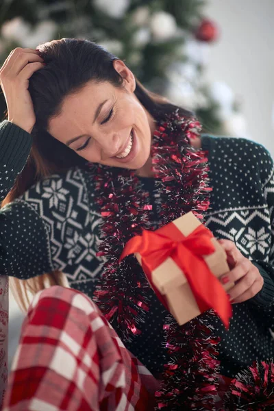 Een Jong Meisje Thuis Kijkt Naar Een Kerstcadeau Dat Kreeg — Stockfoto