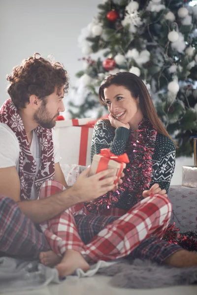 Una Joven Pareja Enamorada Sentada Suelo Disfrutando Regalos Navidad Una — Foto de Stock