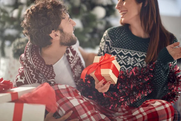 Una Giovane Coppia Momenti Romantici Casa Condividendo Regali Natale Una — Foto Stock