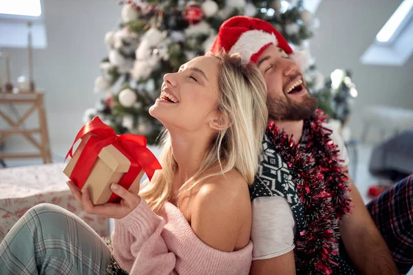 Jovem Casal Apaixonado Divertindo Dando Presentes Natal Casa Uma Bela — Fotografia de Stock