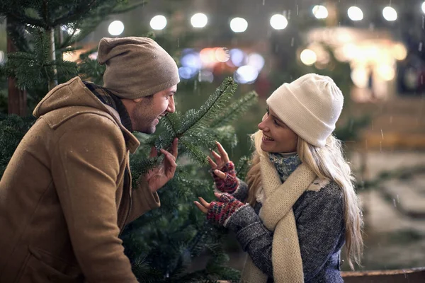Jeune Couple Amoureux Amuse Regarder Sapin Noël Dans Une Nuit — Photo