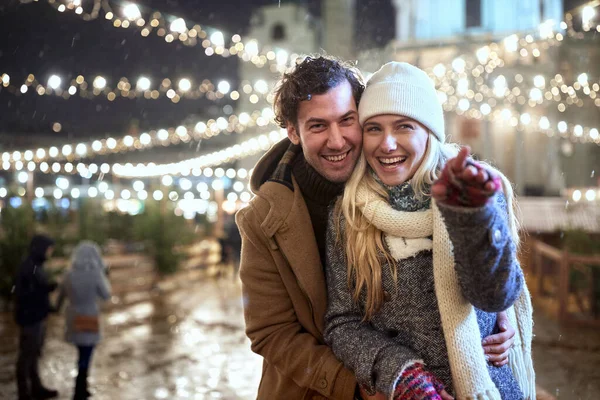 Jeune Couple Amoureux Posant Pour Une Photo Festival Noël Dans — Photo