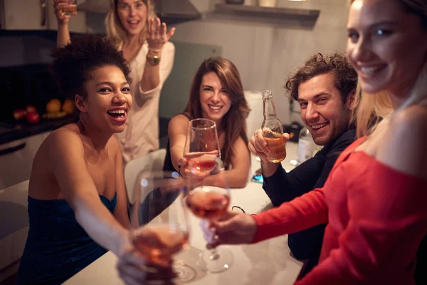 自宅で新年のパーティーをしている友人の陽気なグループ コロナ Covidの概念 — ストック写真
