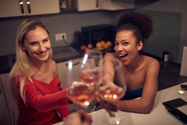 Bionda Caucasica Amica Afro Americana Che Brinda Sorride Guarda Telecamera — Foto Stock