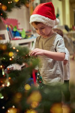 Çocuklar Noel ağacını evde, tatil atmosferinde dekore etmekten zevk alıyorlar. Birlikte, yeni yıl, aile, kutlama