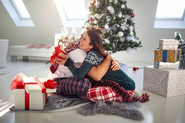 Kaukasisch Koppel Zittend Vloer Pyjama Knuffelen Kerstcadeaus Uitwisselen — Stockfoto