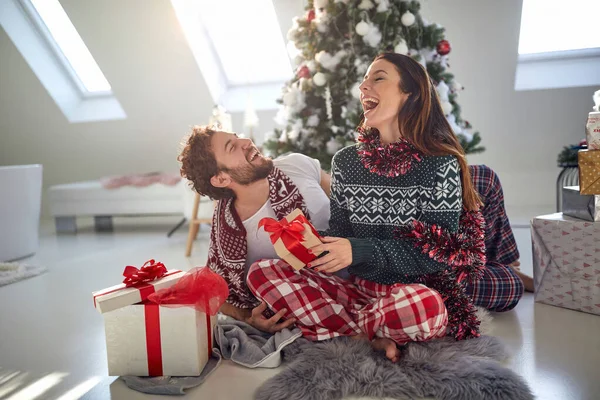 Casal Caucasiano Rindo Manhã Natal — Fotografia de Stock